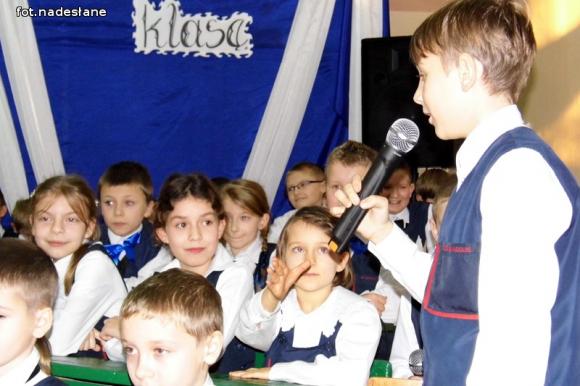 Kuszące oferty diabła i anioła na jasełkach w szkole w Szewcach Nadolnych