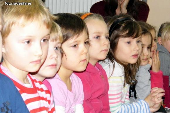 Kuszące oferty diabła i anioła na jasełkach w szkole w Szewcach Nadolnych