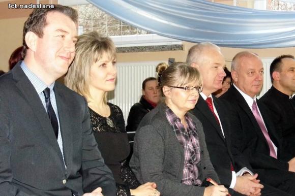 Kuszące oferty diabła i anioła na jasełkach w szkole w Szewcach Nadolnych