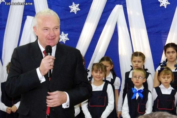 Kuszące oferty diabła i anioła na jasełkach w szkole w Szewcach Nadolnych