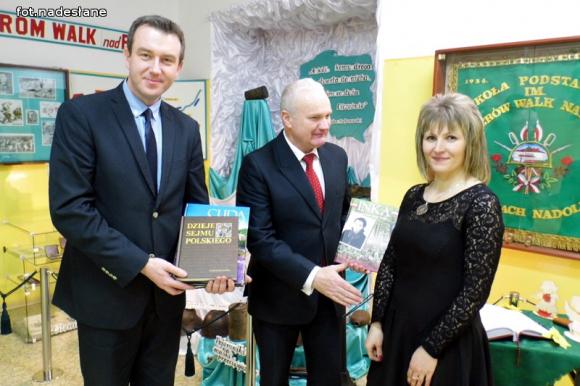 Kuszące oferty diabła i anioła na jasełkach w szkole w Szewcach Nadolnych