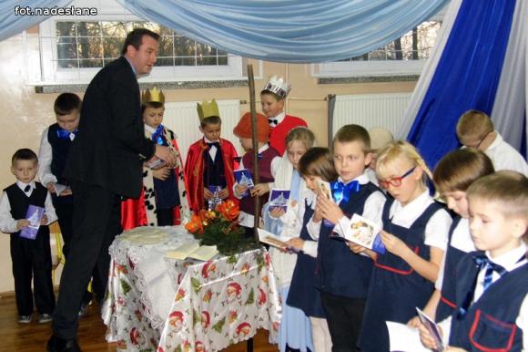 Kuszące oferty diabła i anioła na jasełkach w szkole w Szewcach Nadolnych