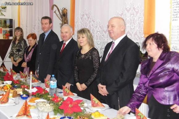 Kuszące oferty diabła i anioła na jasełkach w szkole w Szewcach Nadolnych