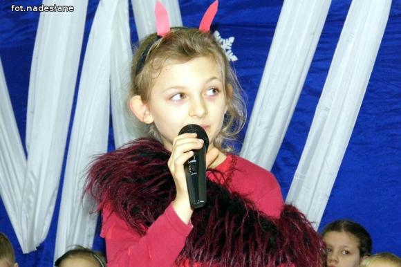 Kuszące oferty diabła i anioła na jasełkach w szkole w Szewcach Nadolnych