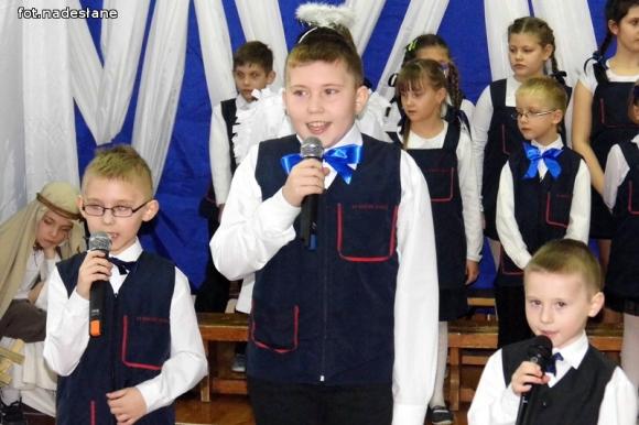 Kuszące oferty diabła i anioła na jasełkach w szkole w Szewcach Nadolnych