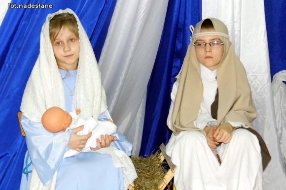 Kuszące oferty diabła i anioła na jasełkach w szkole w Szewcach Nadolnych