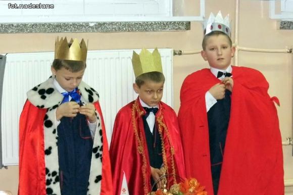 Kuszące oferty diabła i anioła na jasełkach w szkole w Szewcach Nadolnych