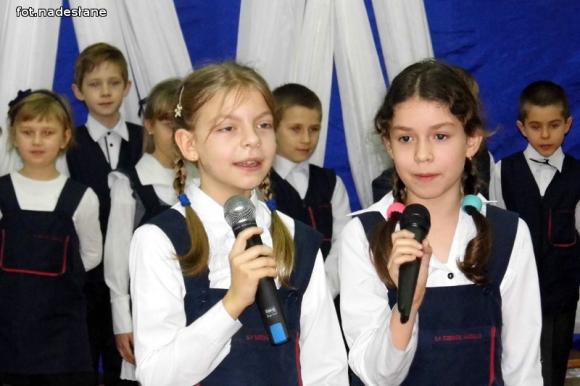 Kuszące oferty diabła i anioła na jasełkach w szkole w Szewcach Nadolnych