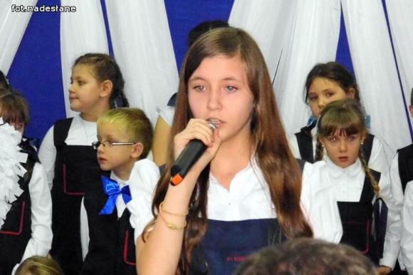 Kuszące oferty diabła i anioła na jasełkach w szkole w Szewcach Nadolnych