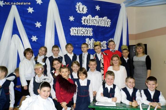 Kuszące oferty diabła i anioła na jasełkach w szkole w Szewcach Nadolnych