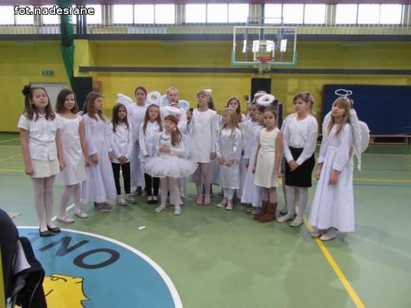  Otwieraj serce na dobroć, życzliwość i przyjaźń. Jasełka w Dziewiątce