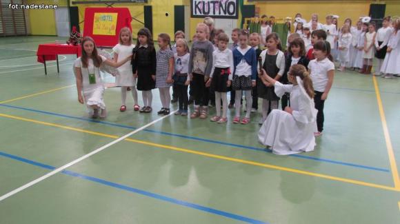  Otwieraj serce na dobroć, życzliwość i przyjaźń. Jasełka w Dziewiątce