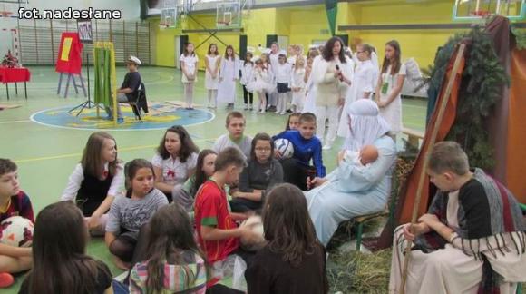  Otwieraj serce na dobroć, życzliwość i przyjaźń. Jasełka w Dziewiątce