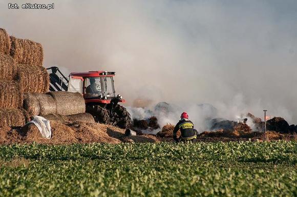 Pożar pryzmy siana w Kałach Towarzystwo