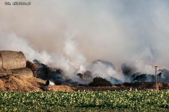 Pożar pryzmy siana w Kałach Towarzystwo