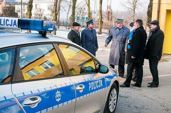 Poprawa warunków pracy policjantów z Krośniewic i nowy radiowóz