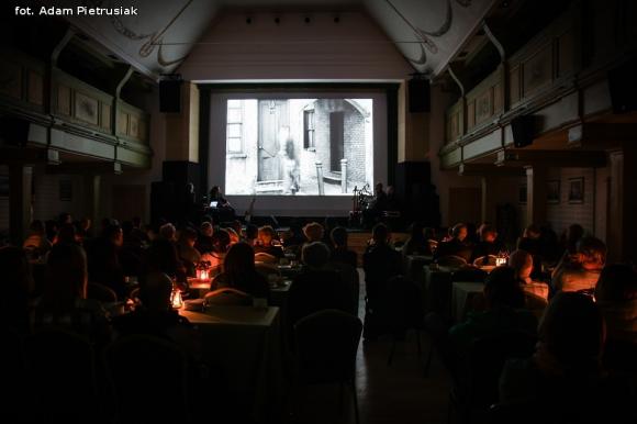 Inauguracja Klubu Filmowego w Domu Dochodowym. Zapraszamy na drugie spotkanie już w sobotę