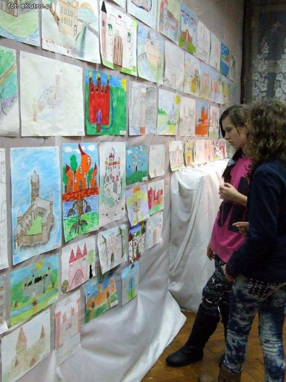 Odkrywają historię swojego miasta. Towarzystwo Miłośników Historii Żychlina rozstrzygnęło konkurs plastyczny