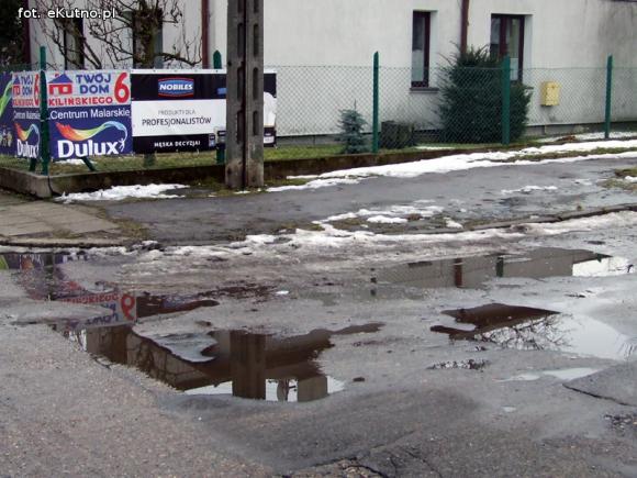 Na Peowiackiej chyba nie mieszka nikt ważny. Droga i chodniki pamiętają ubiegły wiek