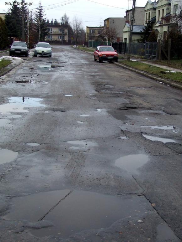 Na Peowiackiej chyba nie mieszka nikt ważny. Droga i chodniki pamiętają ubiegły wiek