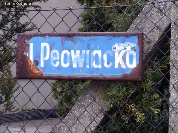 Na Peowiackiej chyba nie mieszka nikt ważny. Droga i chodniki pamiętają ubiegły wiek