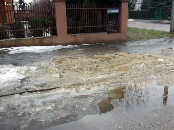Na Peowiackiej chyba nie mieszka nikt ważny. Droga i chodniki pamiętają ubiegły wiek