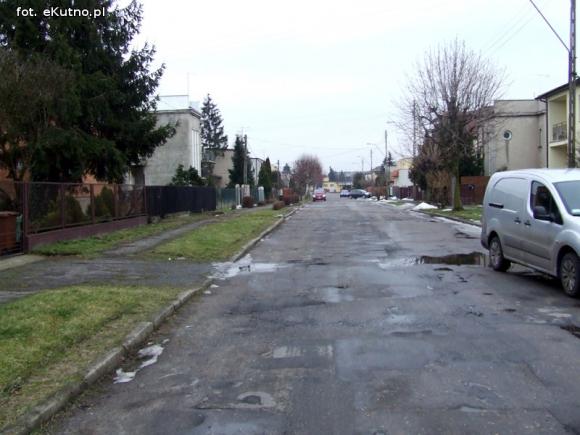 Na Peowiackiej chyba nie mieszka nikt ważny. Droga i chodniki pamiętają ubiegły wiek