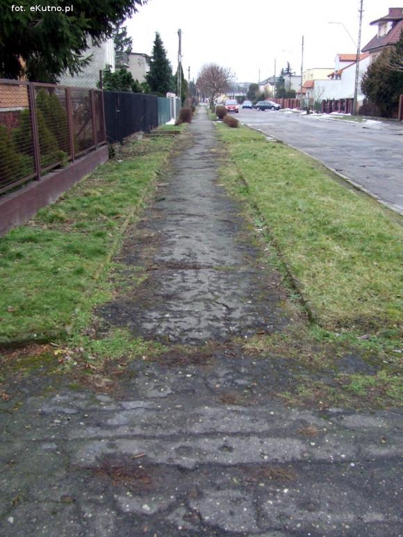 Na Peowiackiej chyba nie mieszka nikt ważny. Droga i chodniki pamiętają ubiegły wiek