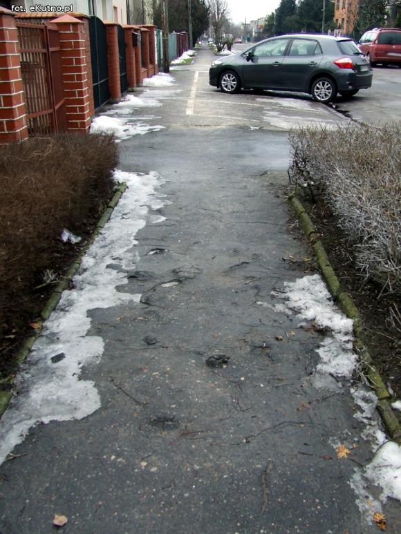 Na Peowiackiej chyba nie mieszka nikt ważny. Droga i chodniki pamiętają ubiegły wiek