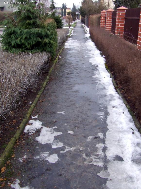 Na Peowiackiej chyba nie mieszka nikt ważny. Droga i chodniki pamiętają ubiegły wiek