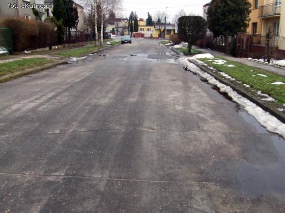 Na Peowiackiej chyba nie mieszka nikt ważny. Droga i chodniki pamiętają ubiegły wiek