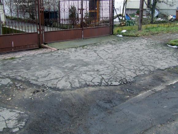 Na Peowiackiej chyba nie mieszka nikt ważny. Droga i chodniki pamiętają ubiegły wiek