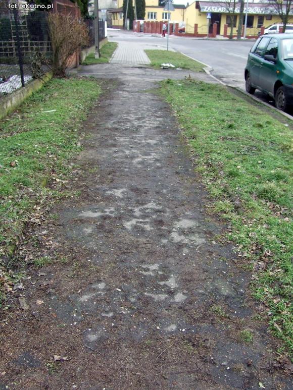 Na Peowiackiej chyba nie mieszka nikt ważny. Droga i chodniki pamiętają ubiegły wiek