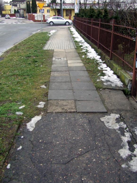 Na Peowiackiej chyba nie mieszka nikt ważny. Droga i chodniki pamiętają ubiegły wiek