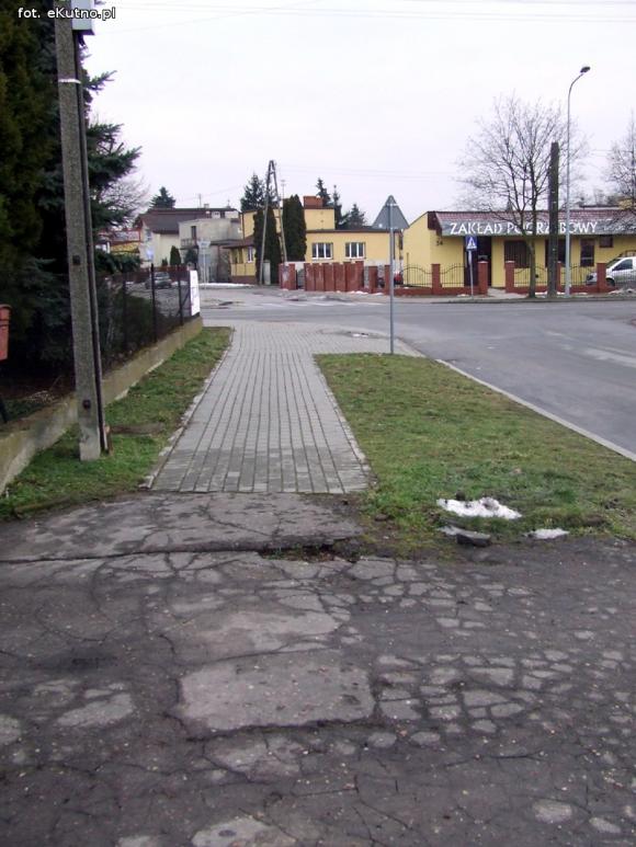 Na Peowiackiej chyba nie mieszka nikt ważny. Droga i chodniki pamiętają ubiegły wiek