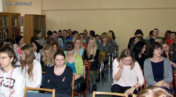Spotkanie młodych kutnian z Tomaszem Kozłowskim w bibliotece