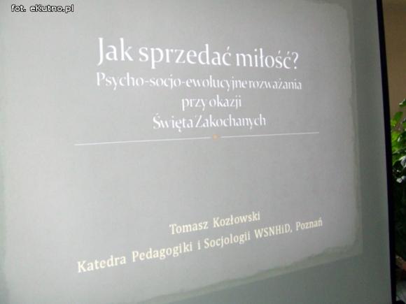 Spotkanie młodych kutnian z Tomaszem Kozłowskim w bibliotece