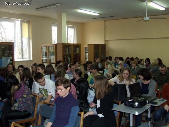 Spotkanie młodych kutnian z Tomaszem Kozłowskim w bibliotece