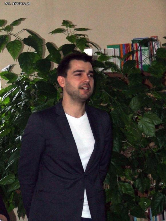 Spotkanie młodych kutnian z Tomaszem Kozłowskim w bibliotece