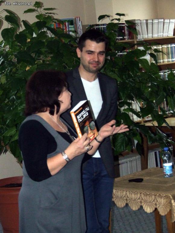 Spotkanie młodych kutnian z Tomaszem Kozłowskim w bibliotece