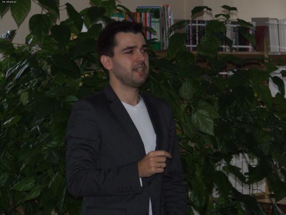 Spotkanie młodych kutnian z Tomaszem Kozłowskim w bibliotece