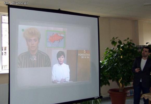 Spotkanie młodych kutnian z Tomaszem Kozłowskim w bibliotece