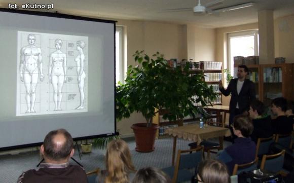 Spotkanie młodych kutnian z Tomaszem Kozłowskim w bibliotece