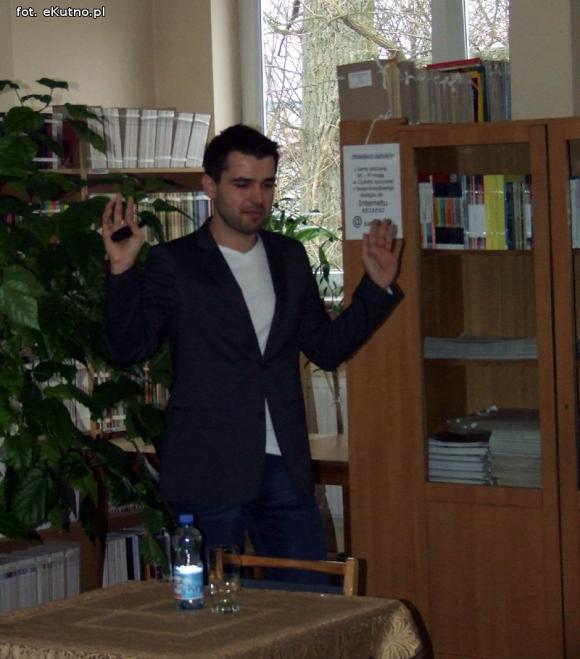 Spotkanie młodych kutnian z Tomaszem Kozłowskim w bibliotece