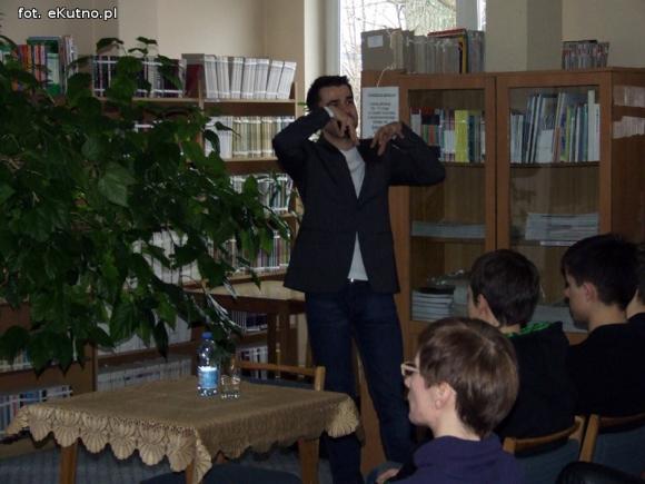 Spotkanie młodych kutnian z Tomaszem Kozłowskim w bibliotece