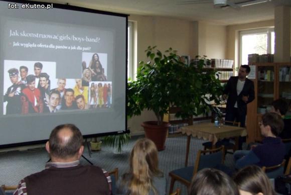 Spotkanie młodych kutnian z Tomaszem Kozłowskim w bibliotece