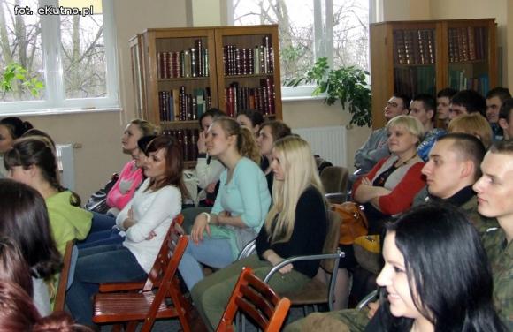 Spotkanie młodych kutnian z Tomaszem Kozłowskim w bibliotece