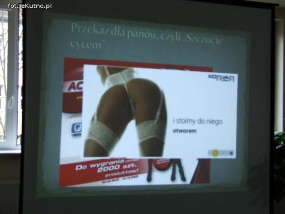 Spotkanie młodych kutnian z Tomaszem Kozłowskim w bibliotece