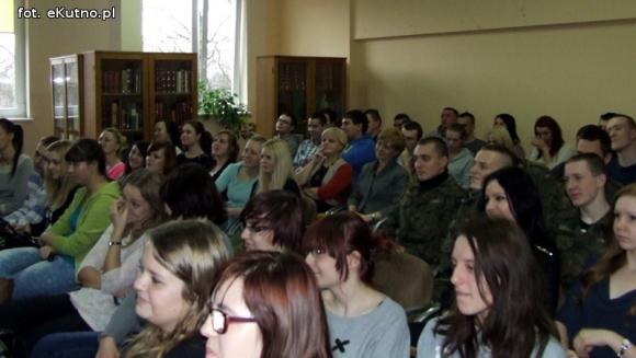 Spotkanie młodych kutnian z Tomaszem Kozłowskim w bibliotece
