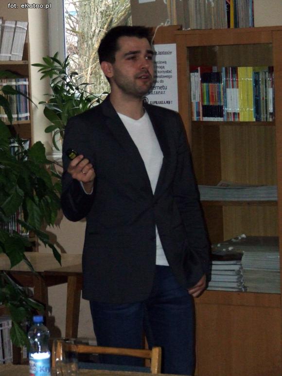 Spotkanie młodych kutnian z Tomaszem Kozłowskim w bibliotece